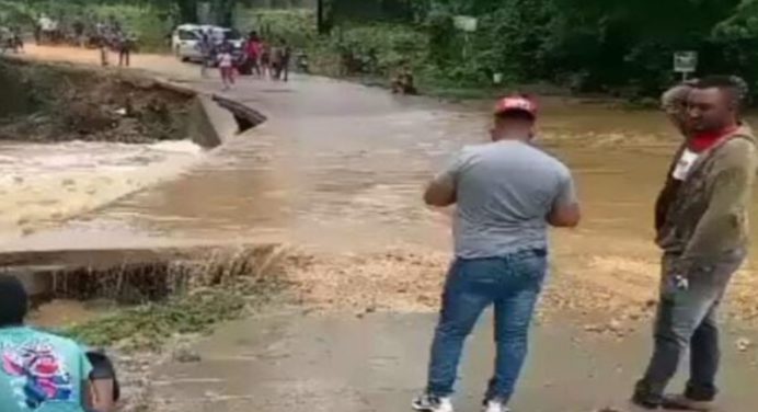 Colapso en la vialidad de Falcón debido a fuertes precipitaciones