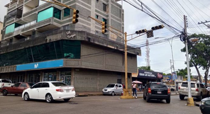 Cruce de la avenida Miranda sigue con el semáforo dañado