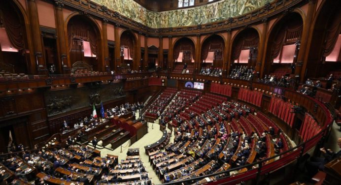 Desde el parlamento Italia avanza hacia la limitación de nacionalidad a extranjeros