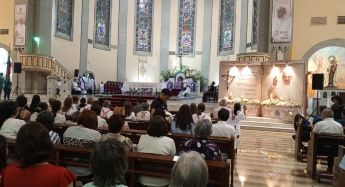 El pueblo de Dios llenó la Catedral para orar por el alma del Papa Francisco
