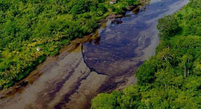 En Colombia: ataque a un oleoducto contaminó con petróleo el agua de un río