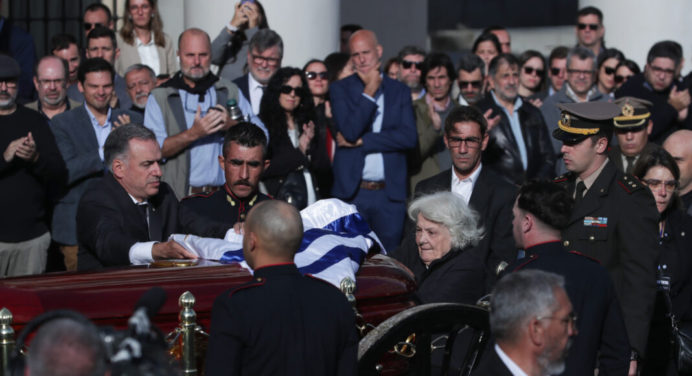 Entre aplausos despiden a expresidente uruguayo, José Pepe Mujica