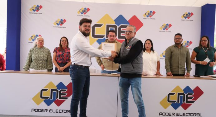 Ernesto Luna acreditado como gobernador junto a legisladores y asambleístas