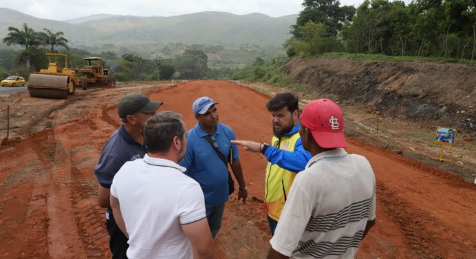 Ernesto Luna evalúa trabajos de vialidad en el sector Buena Vista del municipio Piar