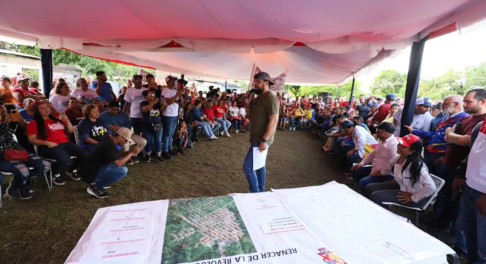 Ernesto Luna sostiene encuentro con Circuito comunal «Renacer de la Revolución»