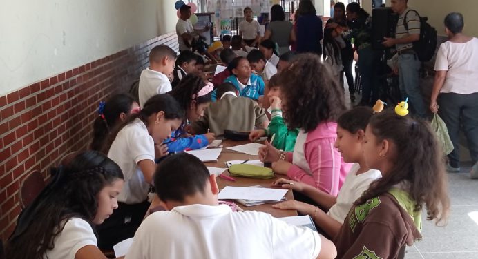 Escuela Alberto Ravell promueve creatividad con festival por la paz en Zamora