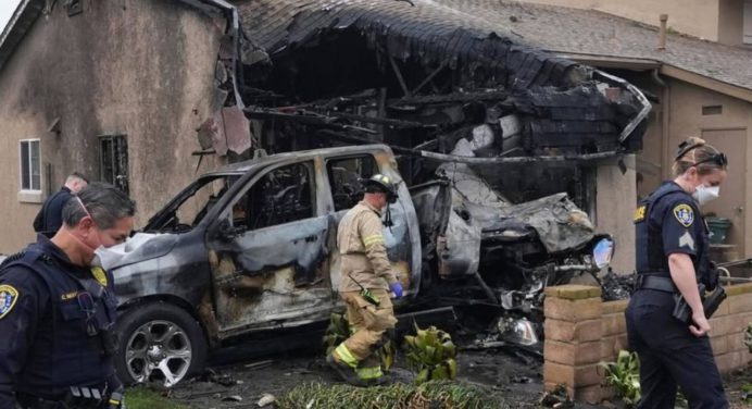 Familias evacuadas tras la caída de una avioneta en zona residencial de San Diego