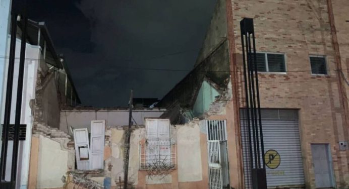 Fuertes lluvias causan el colapso de una casa en Maracay