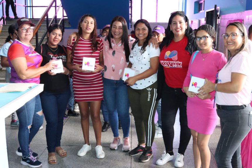 Gobierno regional asistió a más de 300 mujeres de Santa Cruz en Maturín 1 mujeres