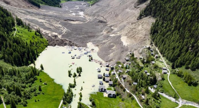 ¡Impresionante! Deslizamiento de glaciar en Suiza desapareció un pueblo (video)
