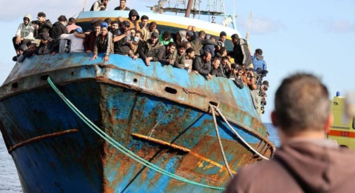 Imputan a 17 guardacostas griegos por el naufragio que cobró 600 vidas en 2023