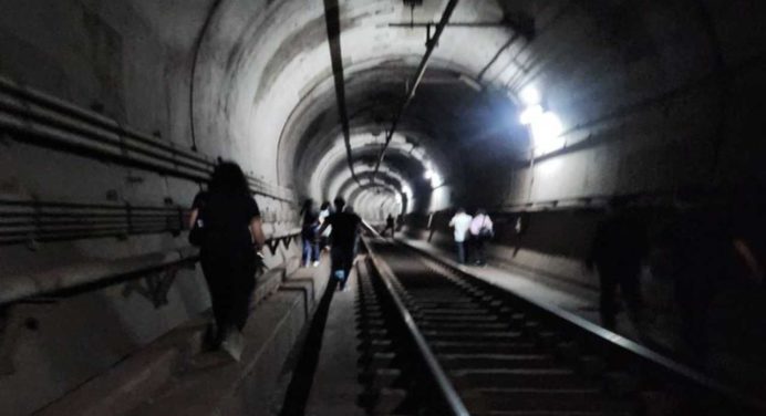Incendio provocado en el metro de Seúl obliga la evacuación de 400 pasajeros