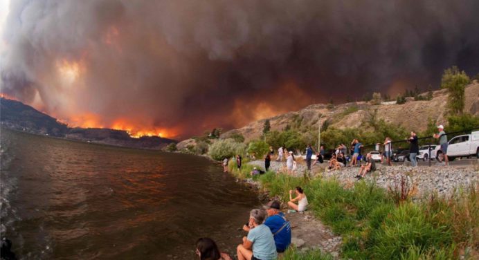 Incendios forestales en zona central de Canadá: Evacuación de 4 mil habitantes
