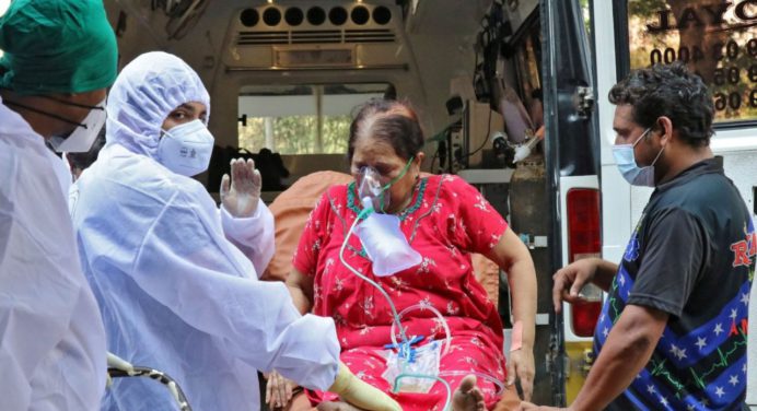 India emite alertas hospitalarias ante aumento de mil nuevos casos de coronavirus