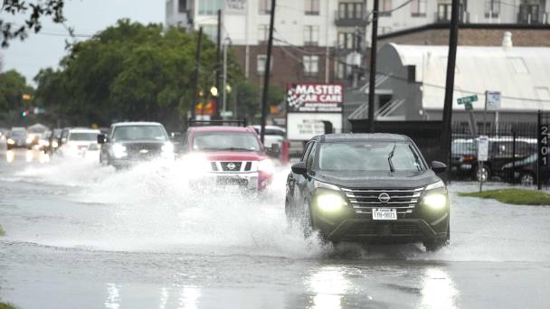 Intensas tormentas en Texas dejan a más de 220 mil hogares sin electricidad 2 Intensas tormentas en Texas