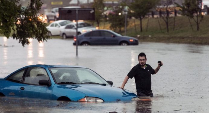Intensas tormentas en Texas dejan a más de 220 mil hogares sin electricidad