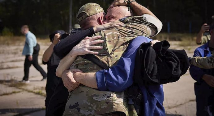 Intercambio humanitario: Rusia devuelve a 270 militares y 120 civiles cautivos