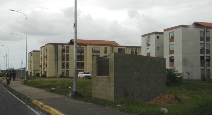 Joven se lanzó desde el segundo piso de edificio en Los Iraníes