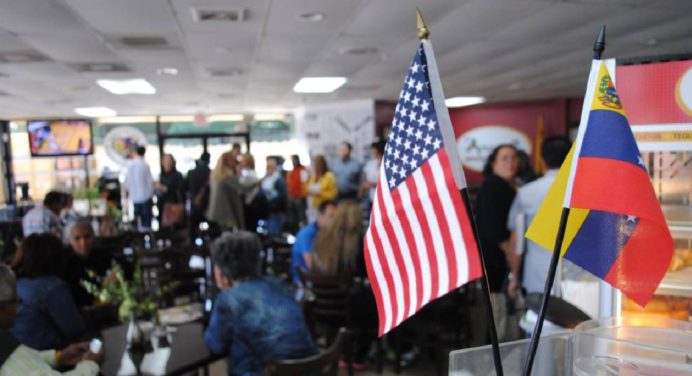 Juez de EE.UU. impide a Trump invalidar permisos de trabajo a 5 mil venezolanos