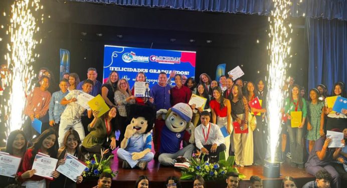 Michigan English High School certifica como bilingües a más de 100 jóvenes