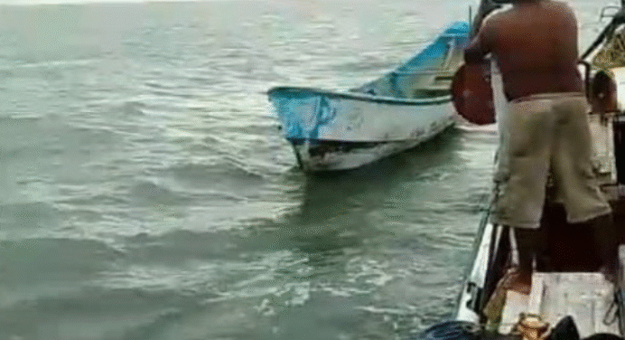 Pescadores localizan barco abandonado con 14 víctimas en estado de descomposición