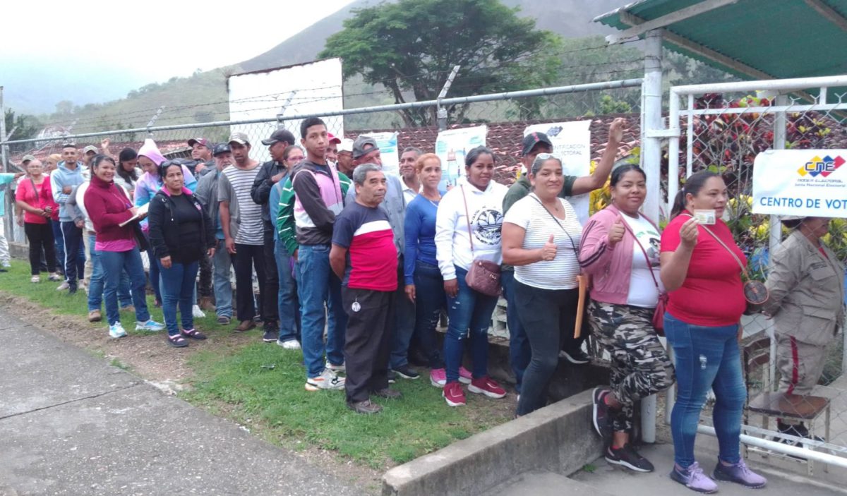 Pese a la lluvia tempranera centros de votación abrieron sus puertas 2 pese a la lluvia tempranera centros de votacion abrieron sus puertas laverdaddemonagas.com electores 2
