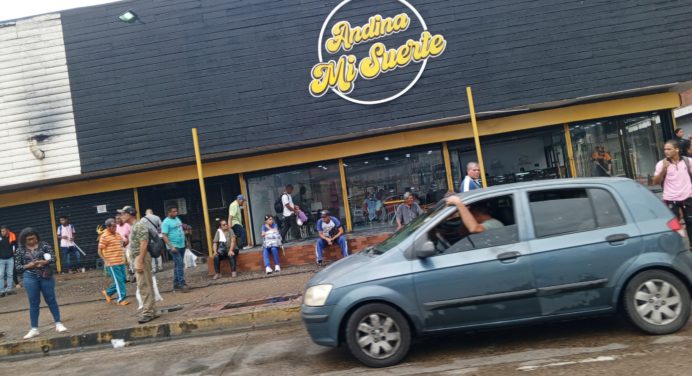 Poca afluencia de transporte y comercios abiertos este domingo