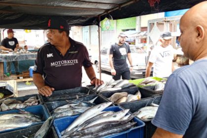 Bajan ventas de pescado fresco