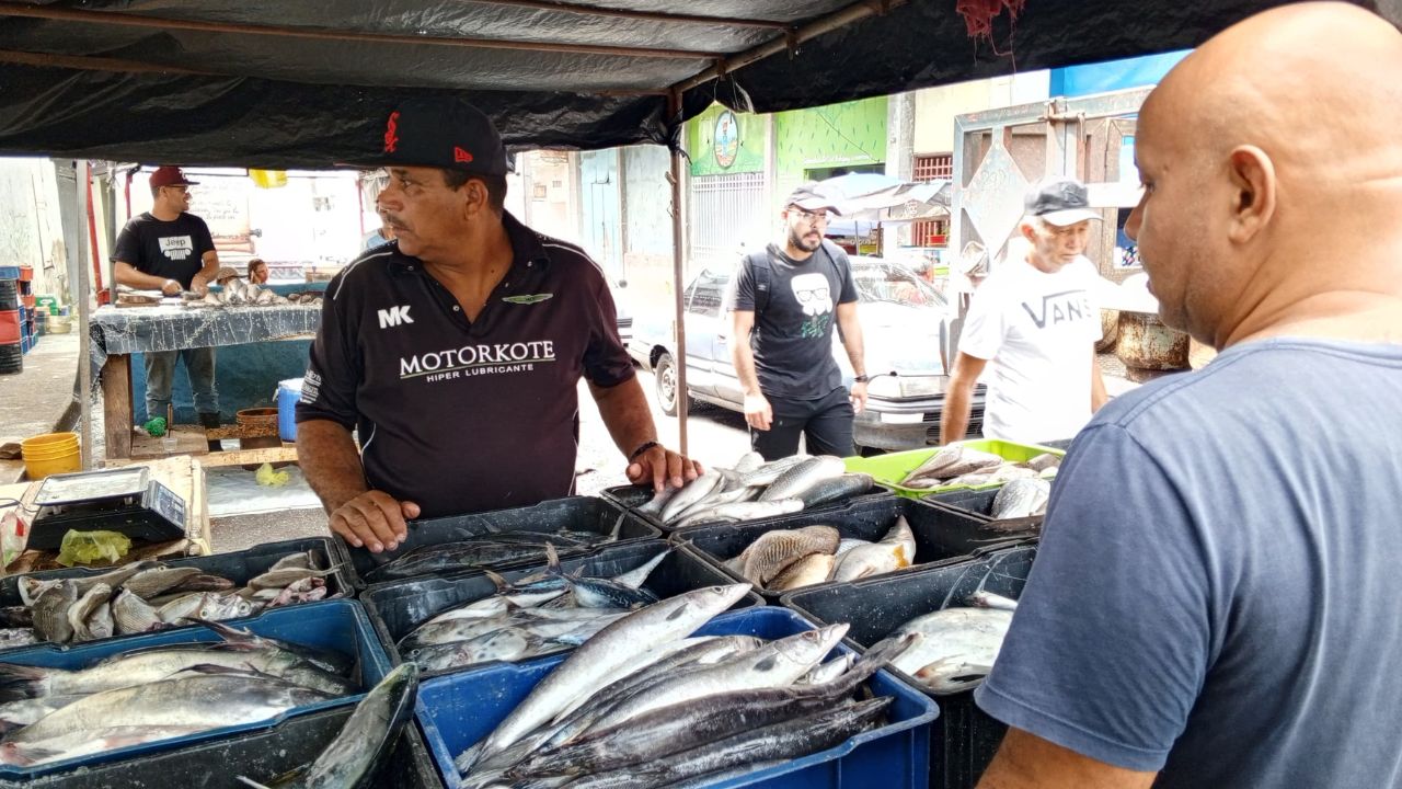 Bajan ventas de pescado fresco