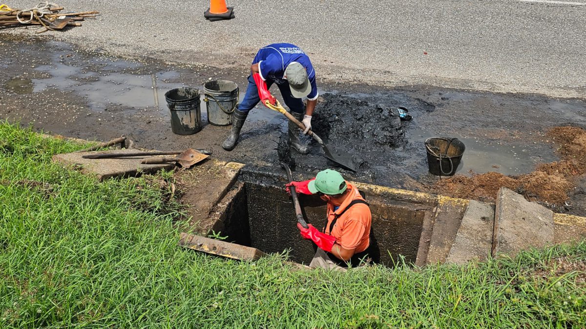 refuerzan mantenimiento al sistema de alcantarillado de maturin laverdaddemonagas.com alcantarilla2