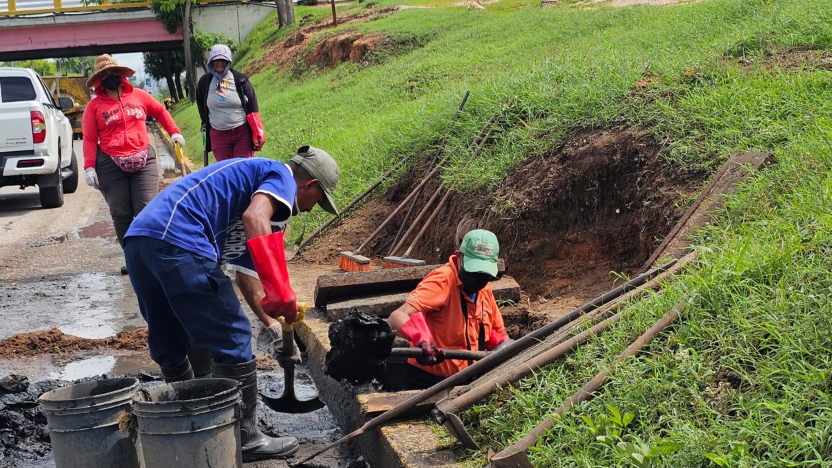 refuerzan mantenimiento al sistema de alcantarillado de maturin laverdaddemonagas.com alcantarilla3