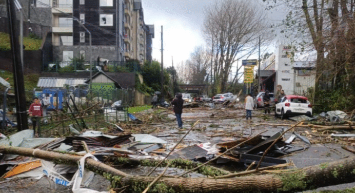 Tornado tocó sur de Chile y dejó daños materiales tras su paso