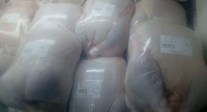 Tres salarios mínimos cuesta un kilo de pollo