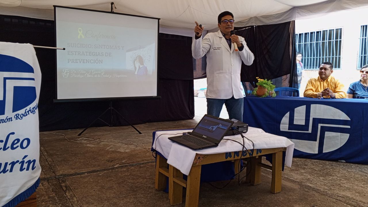 El psicólogo clínico trino Gascón orientó la charla