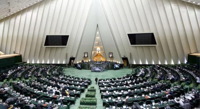 Parlamento iraní ratifica la suspensión de la cooperación con el OIEA