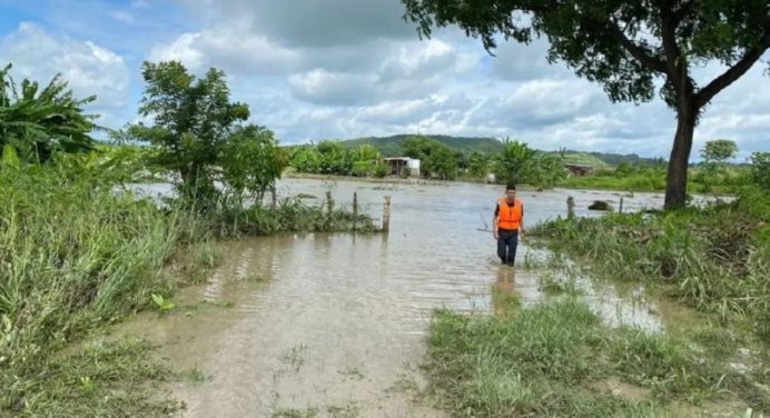 Carreteras de Santa Rosalía inundadas por el desbordamiento del río Portuguesa