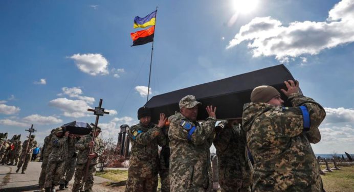 Ucrania recibe los restos mortales de más de 1.200 soldados caídos