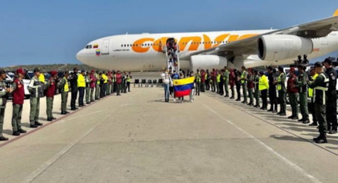 Nuevo vuelo del Plan Vuelta a la Patria: unos 135 migrantes venezolanos llegan desde EEUU