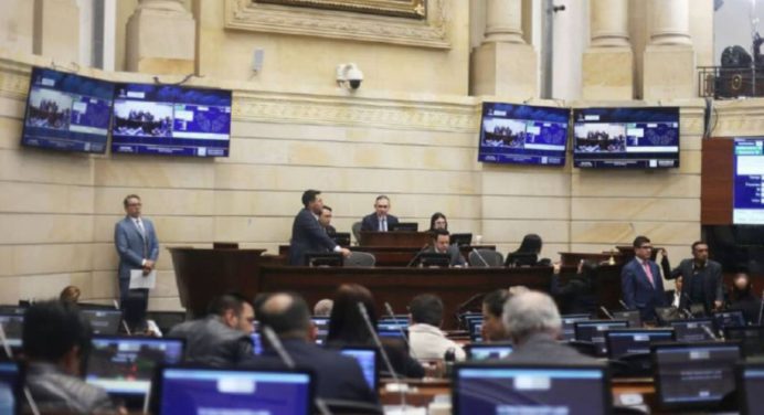 El senado colombiano respaldó la reforma laboral propuesta por Petro