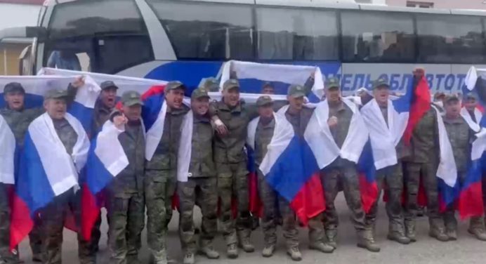 Rusia y Ucrania realizan intercambio de prisioneros de guerra