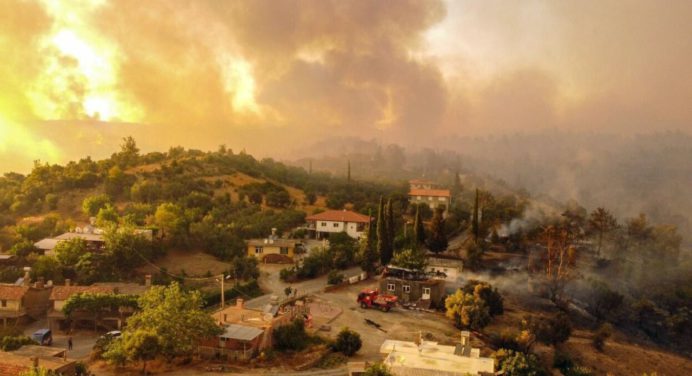 Más de 50.000 personas son evacuadas por los intensos incendios en Turquía