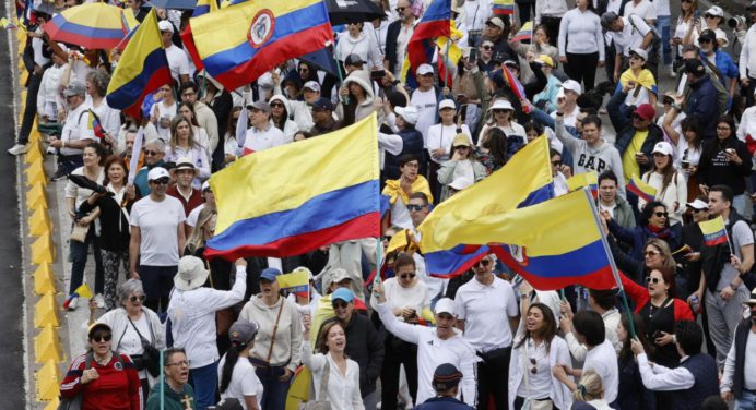 Colombianos se movilizan contra la violencia y por la democracia