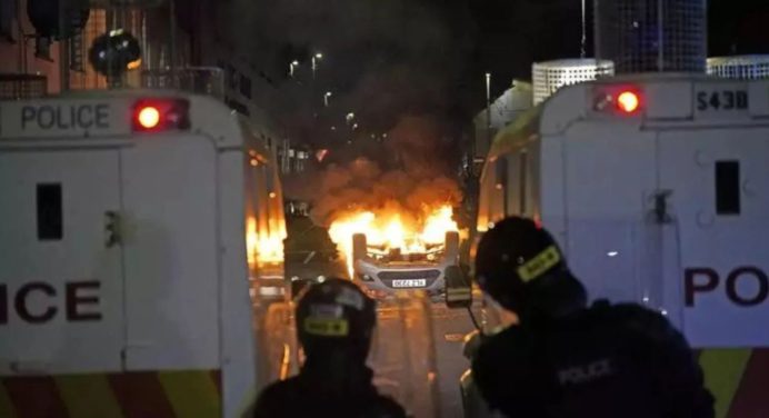 Cuarta noche de conflictos antiinmigración en Irlanda del Norte