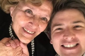 Miguel Uribe Turbay y su abuela Nydia.