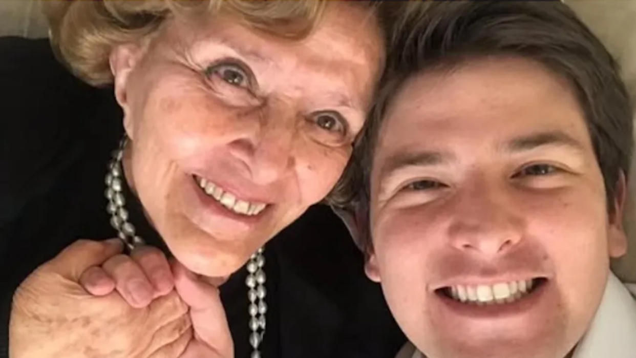 Miguel Uribe Turbay y su abuela Nydia.