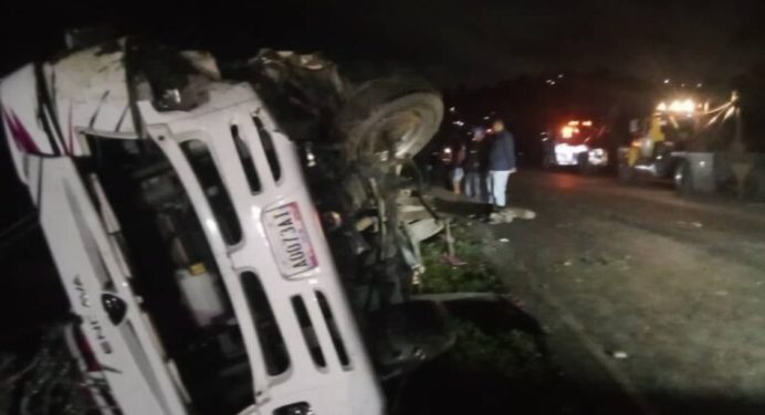 Dos mujeres muertas y 21 heridos deja vuelco de bus en Aragua