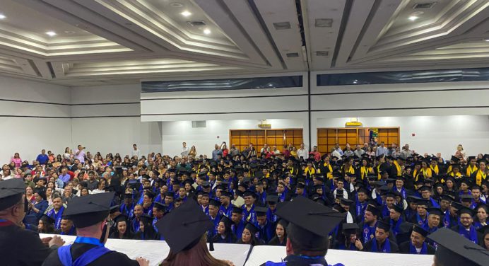 Universidad Ludovico Silva graduó a 364 nuevos profesionales