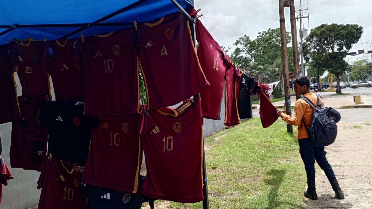 La camisa vinotinto se mantiene en diez $