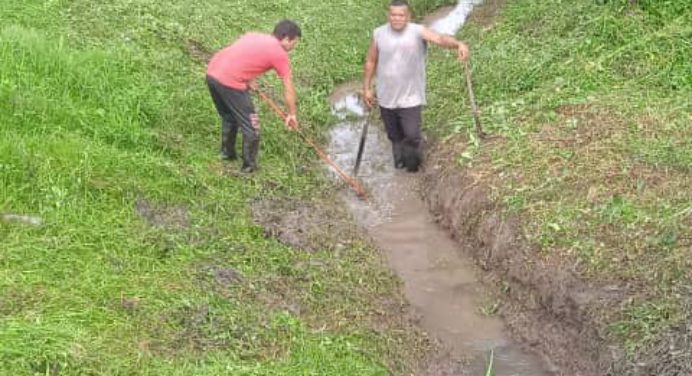Realizan mantenimiento a canales de aguas servidas en Uracoa