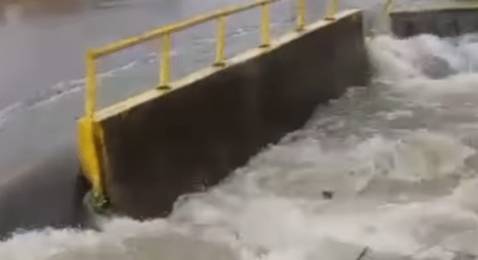 Caño del sector Las Carolinas se desbordó con las fuertes lluvias